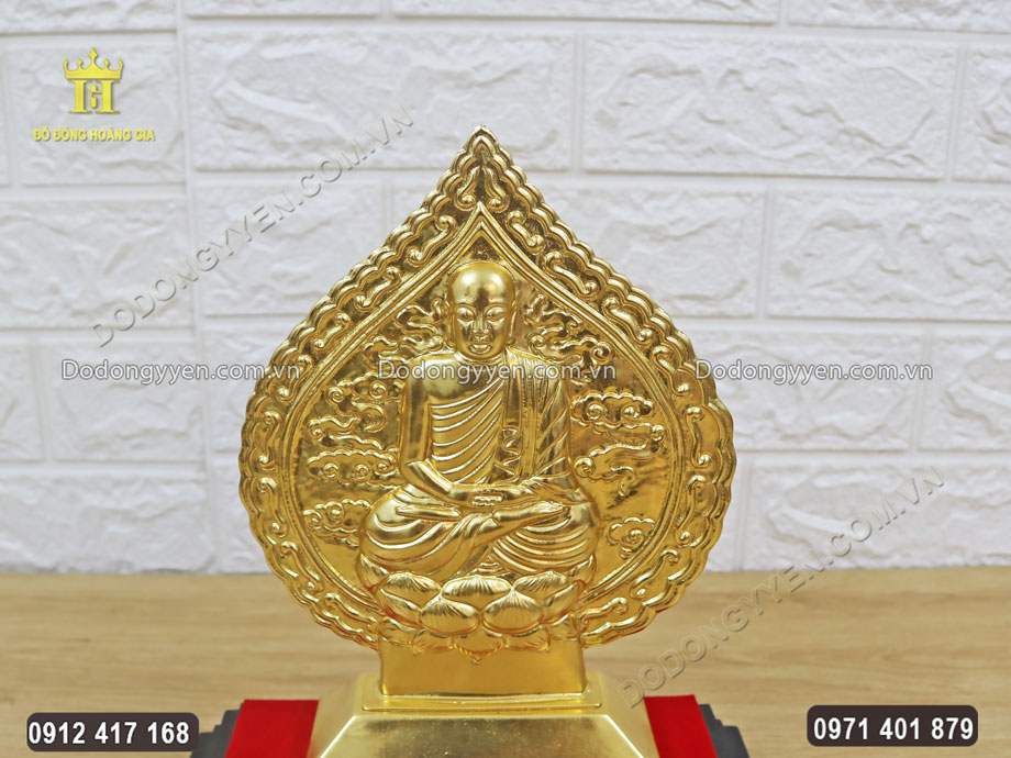 Bề mặt l&aacute; bồ đề được mạ v&agrave;ng 24K cao cấp mang m&agrave;u sắc v&agrave;ng s&aacute;ng, sang trọng